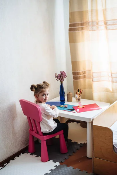 Девочка Занимается Творчеством Дома Детском Саду Ребенок Вырезает Бумагу Детское — стоковое фото