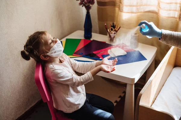 Mamá Rocía Spray Antibacteriano Desinfectante Las Manos Niña Medidas Preventivas — Foto de Stock