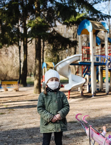 Niña Triste Una Máscara Protectora Fondo Del Patio Cerrado Aire — Foto de Stock