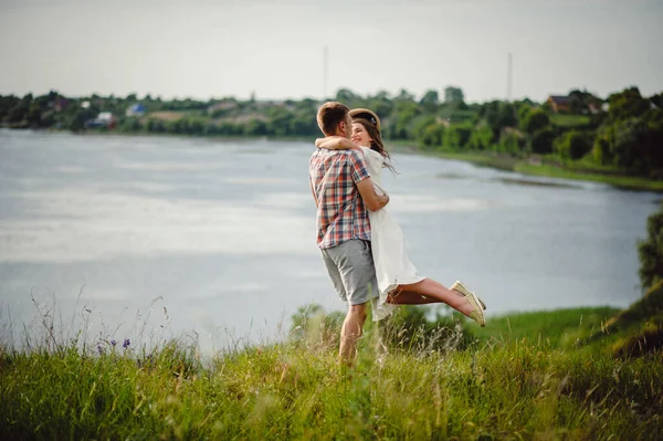Aimant Jeune Couple Sur Fond Rivière Des Arbres Verts Histoire — Photo