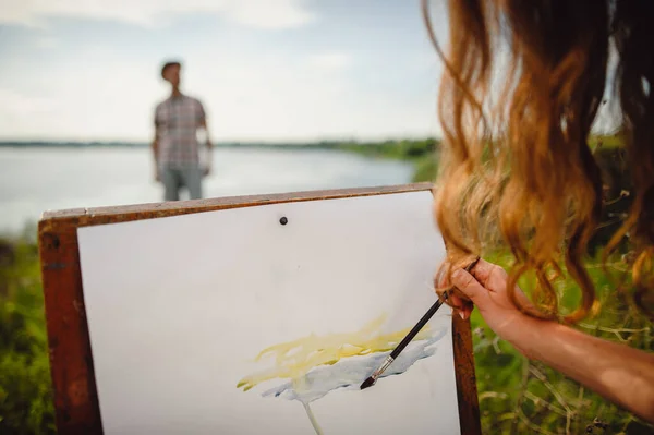 Girl Artist Draws Portrait Guy Posing Background River Green Nature — Stock Photo, Image