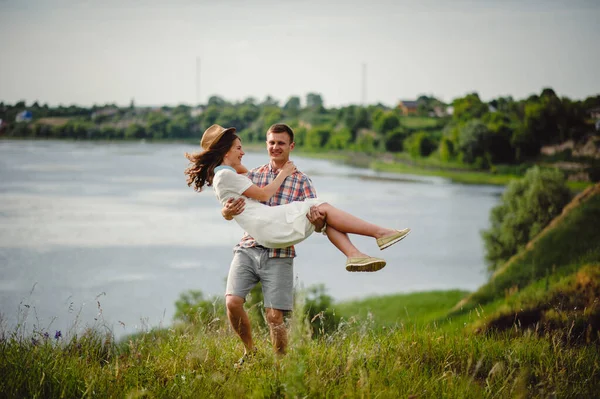 Garçon Aimant Porte Fille Heureuse Dans Ses Bras Sur Fond — Photo