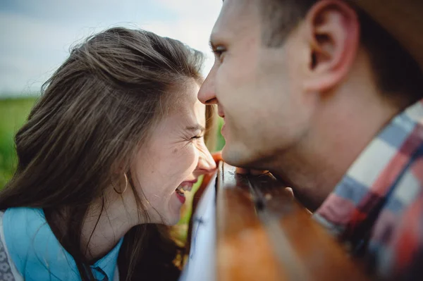 Молода Пара Закохана Надворі Історія Кохання Незабаром Поцілунок — стокове фото