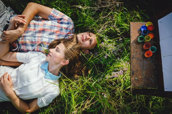 Parlak Yeşil Çimlerin Üzerinde Uzanan Harika Bir Çift Aşk Hikayesi — Stok fotoğraf