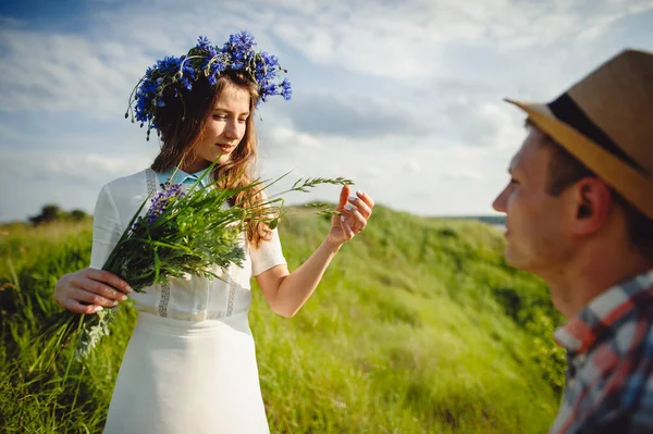 Portrait Une Belle Blonde Dans Une Couronne Fleurs Sauvages Image — Photo