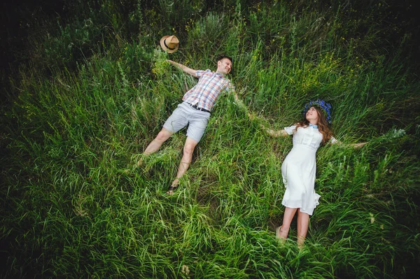 Pasangan Kekasih Berbaring Rumput Hijau Terang Berpegangan Tangan Pemandangan Atas — Stok Foto
