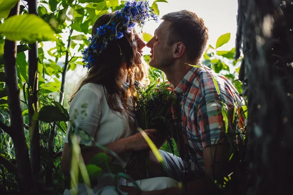 その男はガールフレンドとキスをする 大きな木の近くのデートのカップルを愛します — ストック写真