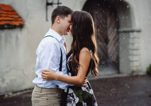 Αγαπώντας Ευτυχισμένο Ζευγάρι Άντρας Και Γυναίκα Περπατούν Στη Βροχή Των — Φωτογραφία Αρχείου