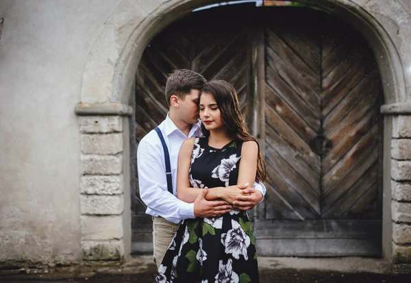 Amando Pareja Feliz Hombre Mujer Caminando Bajo Lluvia Las Calles — Foto de Stock