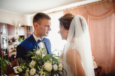 Sevgili gelinler içeride birbirlerine bakarlar. İlk buluşma..