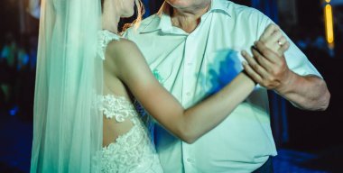 Çekici gelin, babasıyla terasta dans ediyor. Gelin babasıyla dans ediyor. Düğün ziyafeti