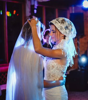 Beyaz mendilli gelin duvak dansı yapar, Rus ve Ukrayna gelenekleri. Örtüyü kaldırma ayini. Film sesi. Film tahılı