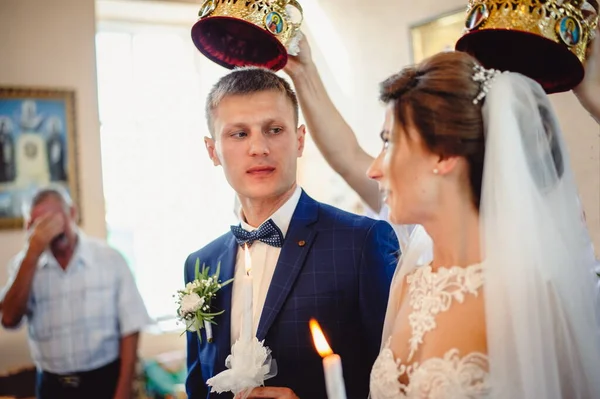 Braut Und Bräutigam Sehen Sich Bei Der Trauung Der Kirche — Stockfoto
