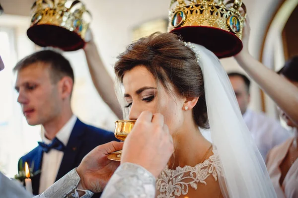 Braut Empfängt Während Einer Hochzeitszeremonie Die Heilige Kommunion Aus Den — Stockfoto