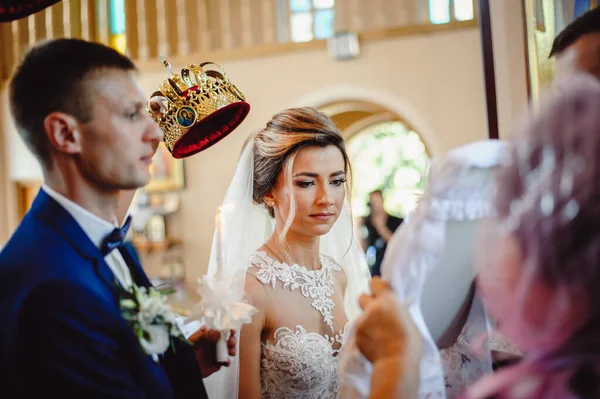 Braut Und Bräutigam Stehen Mit Kronen Während Der Zeremonie Der — Stockfoto
