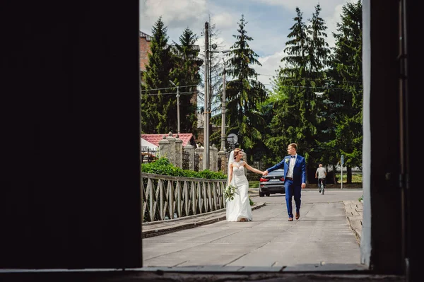 Невеста Белых Свадебных Платьях Жених Смокинге Идут Мосту Счастливая Любящая — стоковое фото