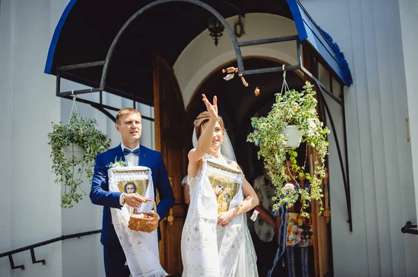 Braut Bestreut Bonbons Während Sie Nach Der Trauung Auf Der — Stockfoto