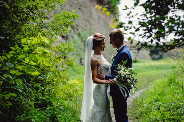 Casal Romântico Recém Casados Noiva Noivo Stands Segurando Buquê Flores — Fotografia de Stock