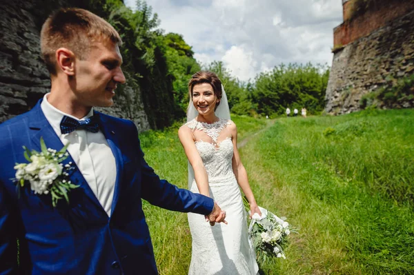 Die Braut Weißen Kleid Und Der Bräutigam Smoking Halten Sich — Stockfoto