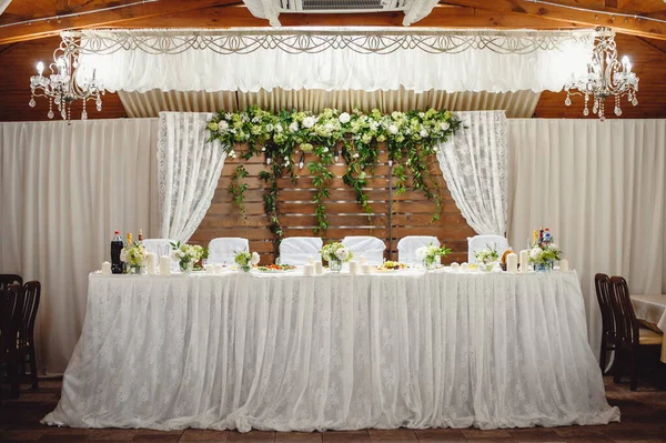 Festtafel Bogen Ständer Mit Weißen Blumen Und Grün Dekoriert Kerzen — Stockfoto