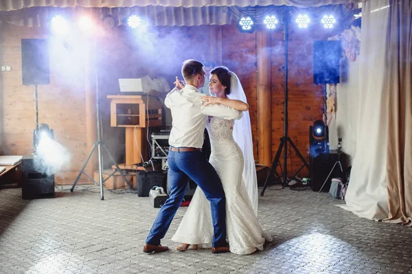 Casal Lindo Fica Fumaça Durante Sua Primeira Dança Noiva Gira — Fotografia de Stock