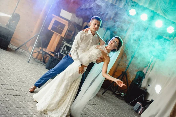 Schönes Hochzeitspaar Steht Beim Ersten Tanz Rauch Braut Wirbelt Bräutigam — Stockfoto