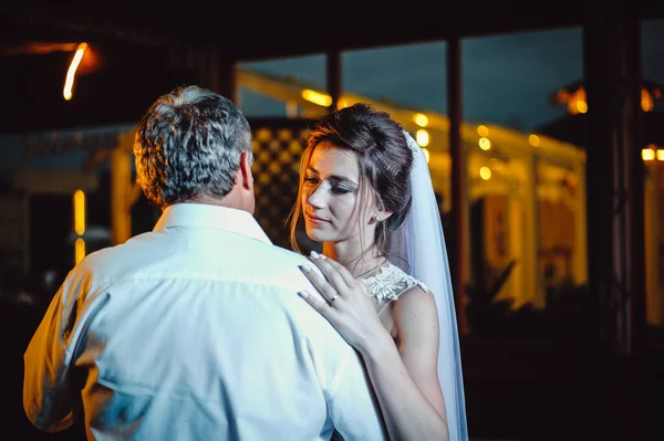 テラスの結婚式で彼女の父と踊る魅力的な花嫁 花嫁は結婚式で父親を抱きかかえている 結婚祝宴 — ストック写真