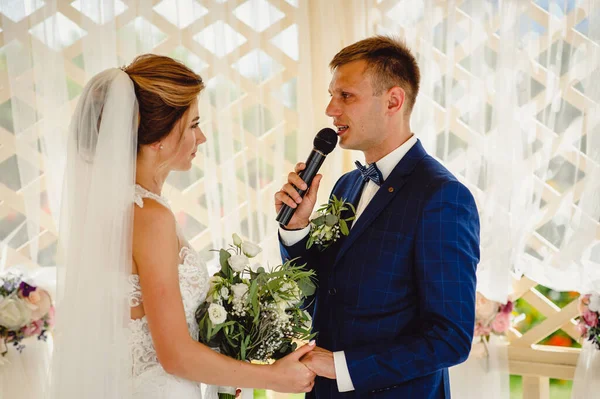 Düğün töreninde göz kamaştırıcı geline bakarken yemin eden çekici bir damat. Damadın düğün törenindeki samimi konuşması. Törende evlilik yemini ettik..
