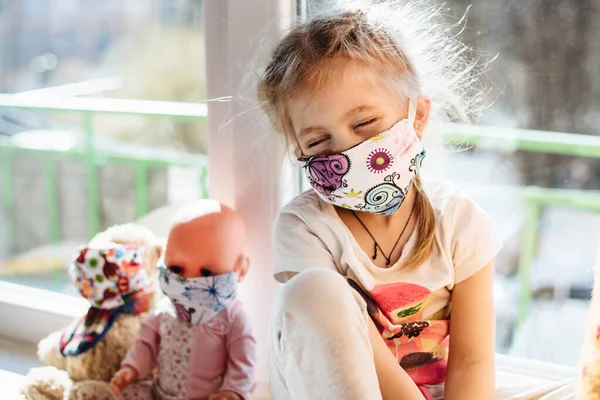 Retrato Una Chica Con Máscara Médica Niño Enfermo Con Una — Foto de Stock