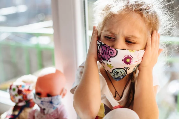 Retrato Una Chica Con Máscara Médica Niño Enfermo Con Una — Foto de Stock