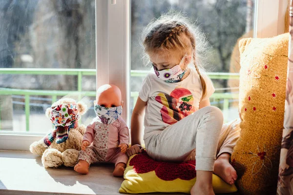 Niño Enfermo Con Una Máscara Protectora Sienta Ventana Paciente Aislado —  Fotos de Stock