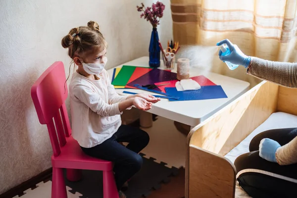 Bella Bambina Maschera Medica Seduta Casa Quarantena Bambini Giocano Costruttore — Foto Stock