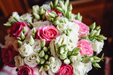 Güzel bir buket pembe ve beyaz gül, yakın çekim. Seçici odak.