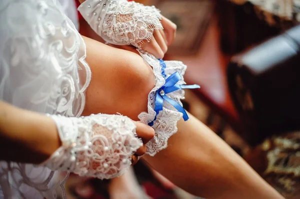 Невеста Затягивает Кружевную Подвязку Голубым Бантом Бриллиантом Посередине Кружевные Перчатки — стоковое фото
