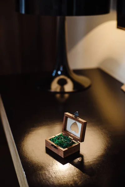 Dois Anéis Casamento Ouro Belo Caixão Madeira Com Musgo Verde — Fotografia de Stock