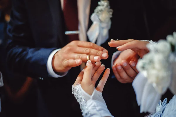 新婚夫妇正在教堂里更换结婚戒指 新郎的婚纱婚戒 — 图库照片
