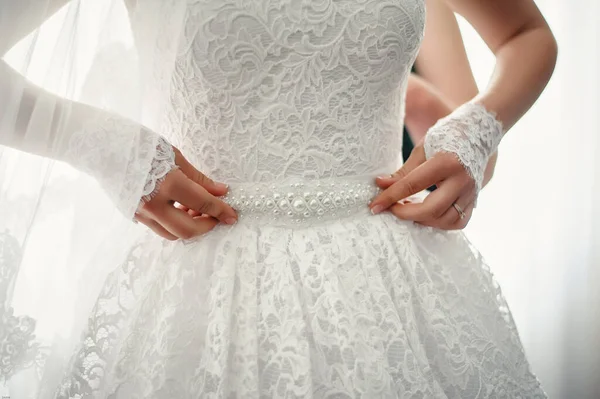 Die Braut Passt Den Gürtel Mit Perlen Korsett — Stockfoto