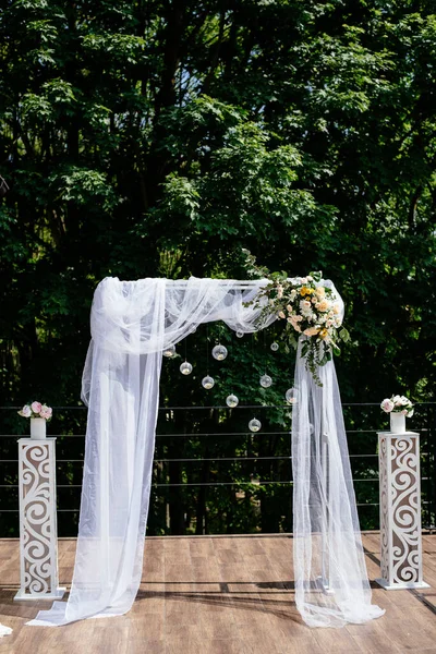 Der Fotografische Außenbereich Ist Eine Stilvolle Hochzeitsdekoration Hochzeitsbogen Geschmückt Mit — Stockfoto