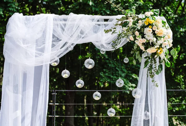 Der Fotografische Außenbereich Ist Eine Stilvolle Hochzeitsdekoration Hochzeitsbogen Geschmückt Mit — Stockfoto