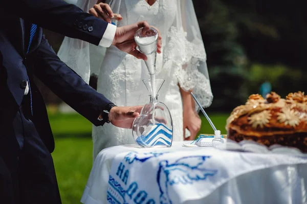 Champagner Ein Kristallglas Gegossen Die Männliche Hand Hält Eine Große — Stockfoto