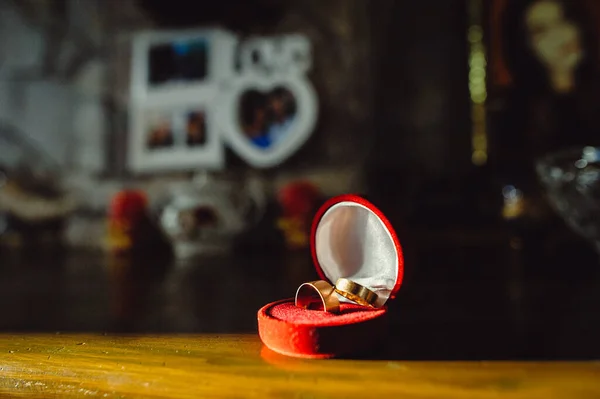 Arany Jegygyűrűk Piros Dobozban Esküvői Koncepció Szöveg Helye — Stock Fotó