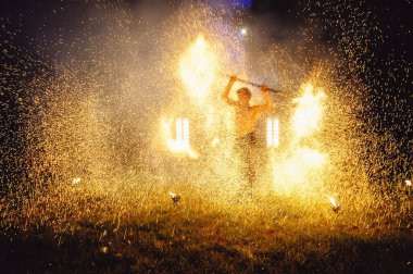 Ateş gösterisi, ateşle dans etmek, havai fişeklerle hokkabazlık yapan erkeksi bir usta..