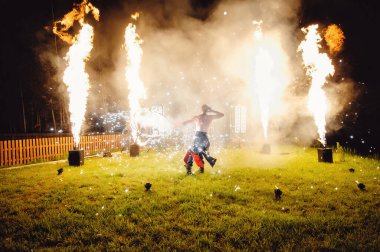 Ateş gösterisi, ateşle dans etmek, havai fişeklerle hokkabazlık yapan erkeksi bir usta..