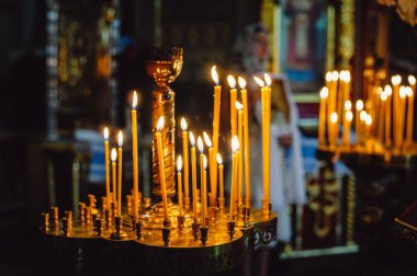 Ortodoks Kilisesi 'ndeki şamdanda yanan mumlar. Film sesi