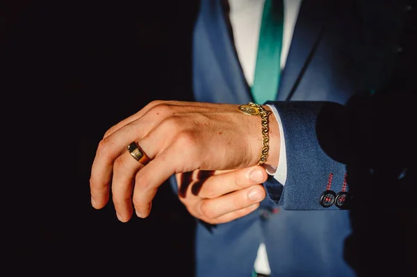 Homem Aperta Uma Pulseira Ouro Braço Mãos Empresário Sucesso Smoking — Fotografia de Stock