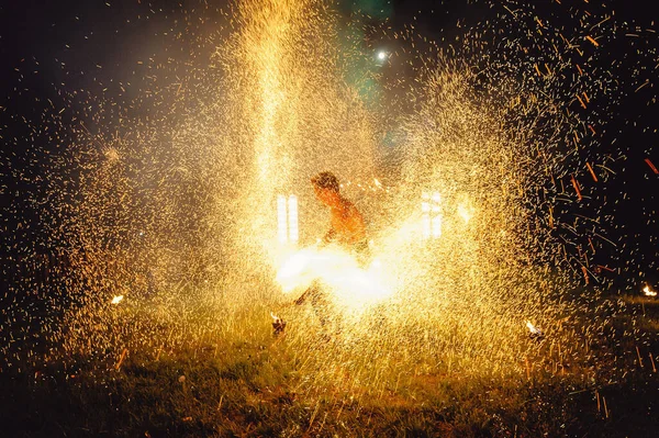 Ateş gösterisi, ateşle dans etmek, havai fişeklerle hokkabazlık yapan erkeksi bir usta..
