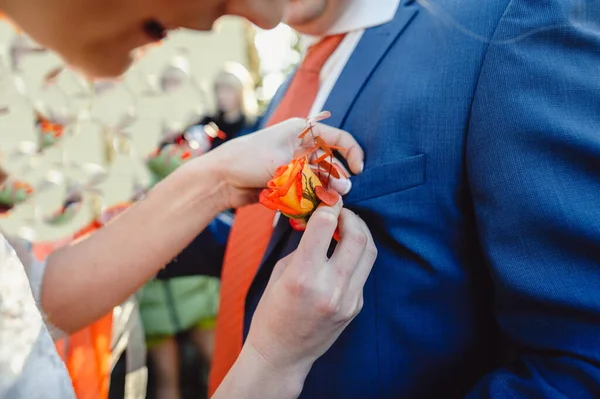 新郎蓝色夹克上的新娘别针 结婚的概念 — 图库照片