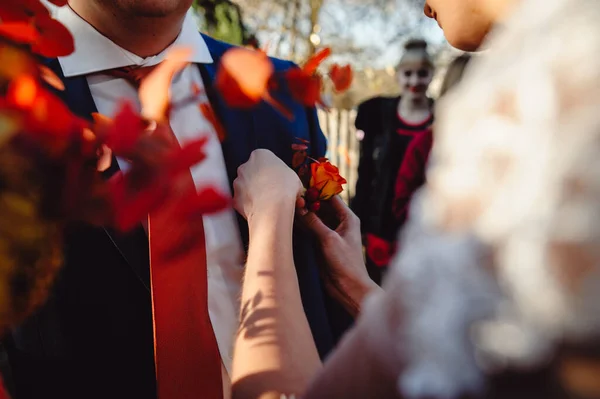 Noiva Pinos Boutonniere Casaco Azul Noivo Perto Conceito Casamento — Fotografia de Stock