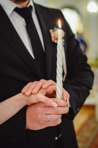 Braut Und Bräutigam Halten Sich Bei Der Trauung Den Händen — Stockfoto