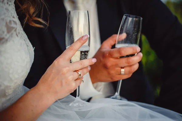 Das Brautpaar Hält Ein Glas Champagner Der Hand Und Steht — Stockfoto